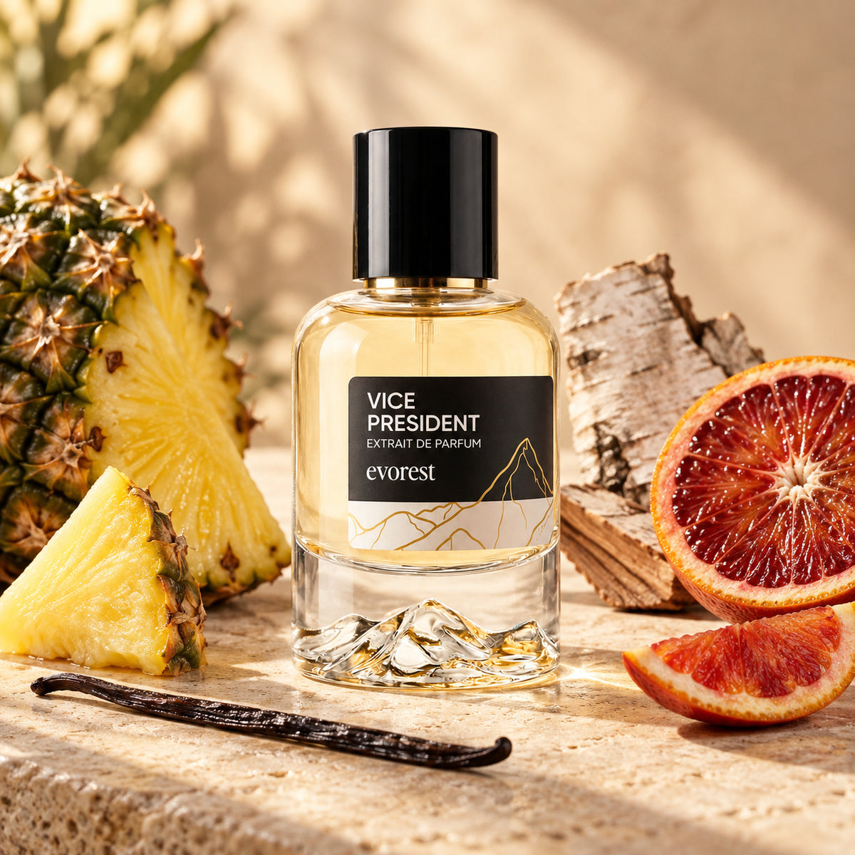 evorest Vice President Extrait de Parfum 50 ml als Stillleben mit Ananas, Blutorange, Birkenrinde, Holz und Vanille.