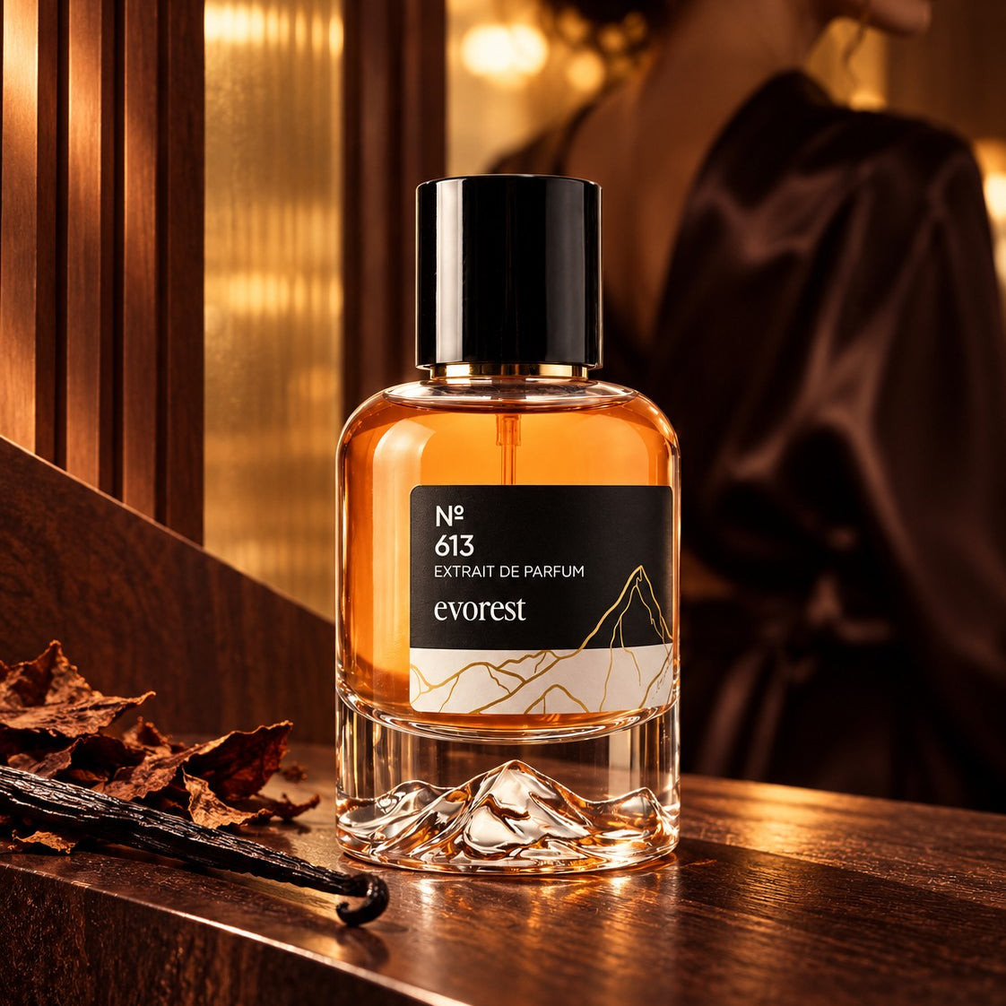 evorest № 613 Pfefferholz & Tabak – quadratisches Moodbild mit Flakon, Tabakblatt und Vanille im goldenen Abendlicht