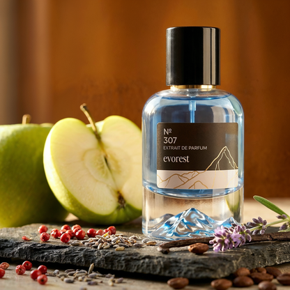 evorest Nummer 307 Flakon mit Apfel, rosa Pfeffer und Lavendel auf Schieferplatte