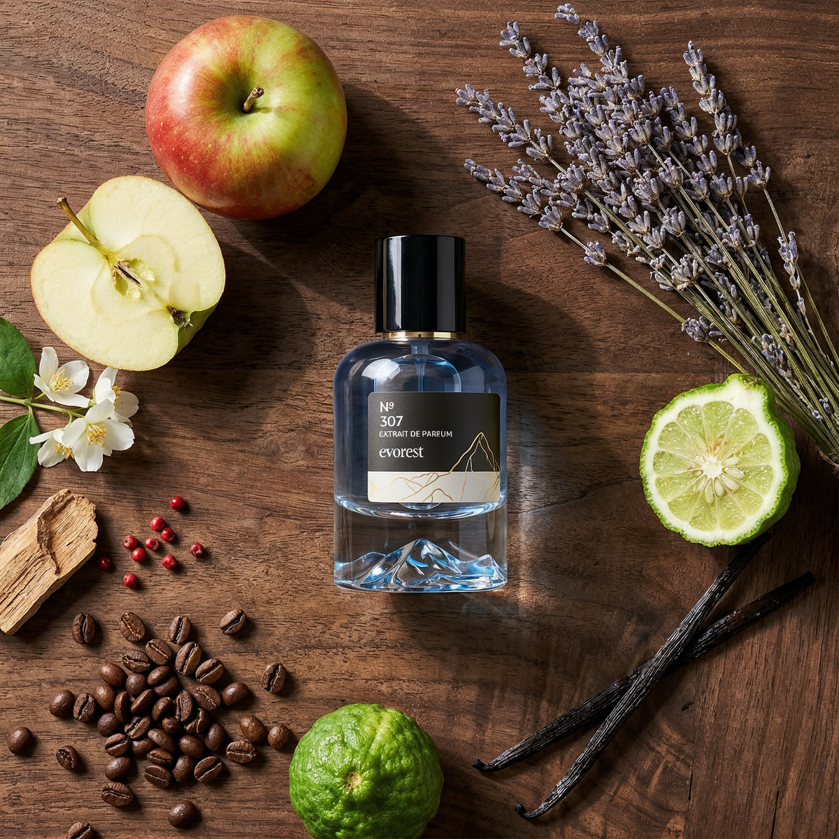evorest Nummer 307 mit Apfel, Lavendel, Bergamotte, Kaffeebohnen und Vanille auf Holz