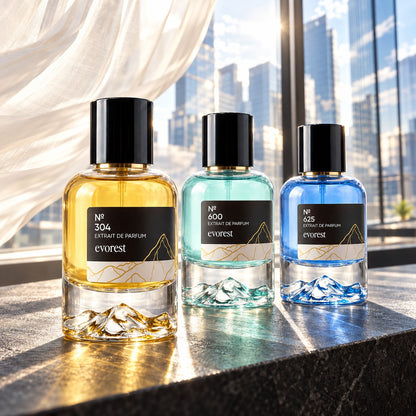 Office Set · evorest №600, №625 und №304 · drei 50-ml-Flakons auf einer Tischkante im Morgenlicht