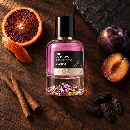 evorest Vice Outlaw Extrait de Parfum 50 ml als Stillleben mit Blutorange, Pflaume, Zimt und Tonkabohnen.