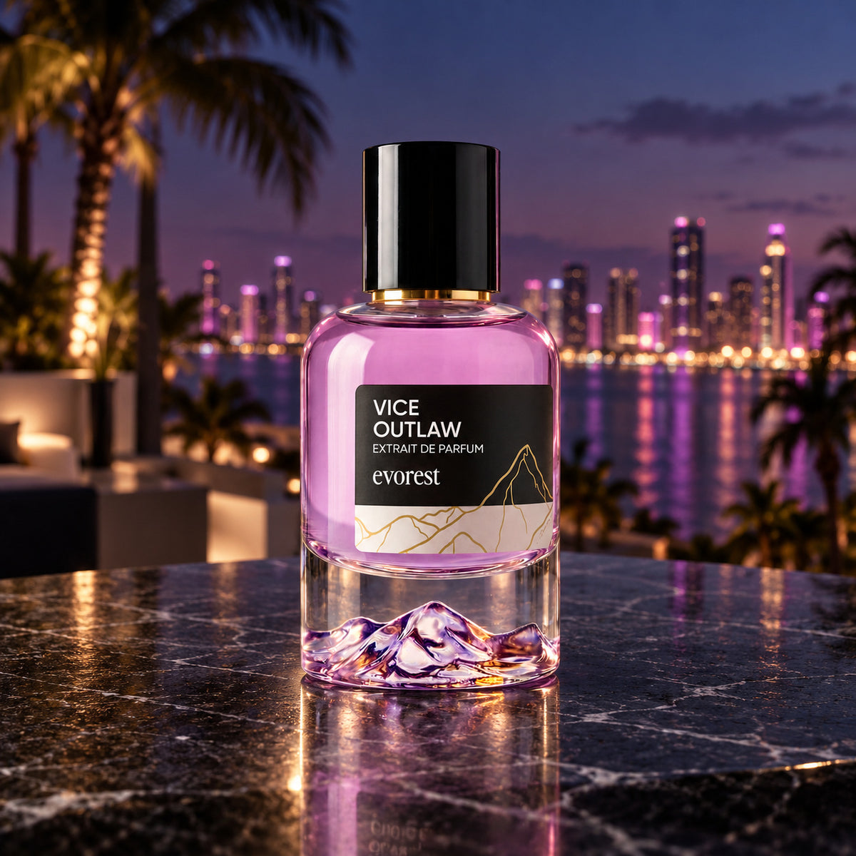 evorest Vice Outlaw Extrait de Parfum 50 ml auf einer nächtlichen Terrasse mit Palmen und violetter Skyline.