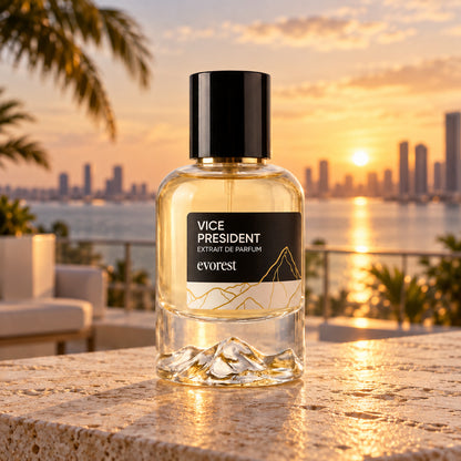 evorest Vice President Extrait de Parfum 50 ml auf einer Terrasse im goldenen Sonnenuntergang.